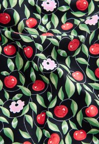 Melna auduma ar dzīvīgu sarkano ķiršu, zaļo lapu un baltu ziedu rakstu, ar gludu tekstūru un smalkiem detaļām.