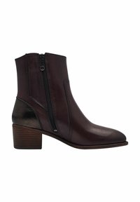 Bota de piel marrón hasta el tobillo con punta afilada, panel lateral texturizado en contraste y una cremallera exterior. Presenta un tacón de madera apilada.