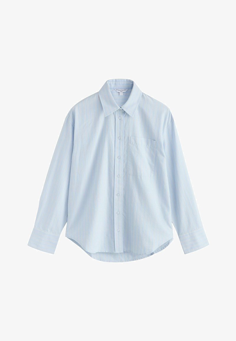 Chemise bleu clair à manches longues avec fines rayures verticales blanches et jaunes et une poche poitrine, présentée à plat sur fond blanc.