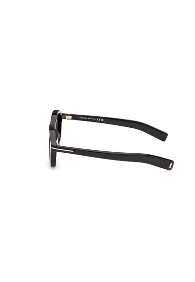 Lunettes de soleil rectangulaires noires avec des montures épaisses, présentant une finition lisse et des accents dorés sur les côtés. Fabriquées en Italie. Certifiées CE.