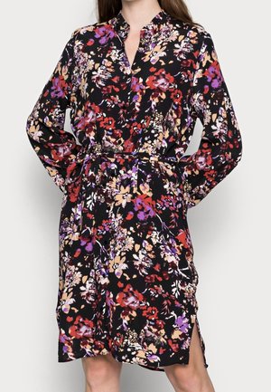 Robe florale avec un fond noir, dotée de manches longues, d'un col, d'une taille ceinturée et d'une coupe au genou ; motifs vibrants rouges, violets et beiges.