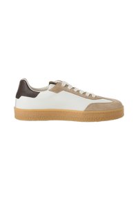 Χαμηλό sneaker με άσπρο δερμάτινο σώμα, μπεζ σουέντ επικαλύψεις, σκούρο καφέ τμήμα στη φτέρνα, άσπρα κορδόνια και σόλα από καουτσούκ.