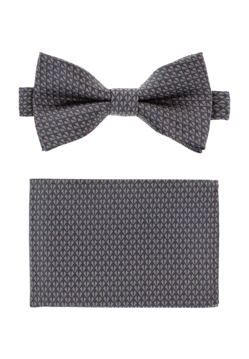 Granatowy krawat w kształcie kokardy w wzory oraz pasujący poszetka, z geometrycznym wzorem w jasnoróżowym kolorze, wykonane z teksturowanej tkaniny.