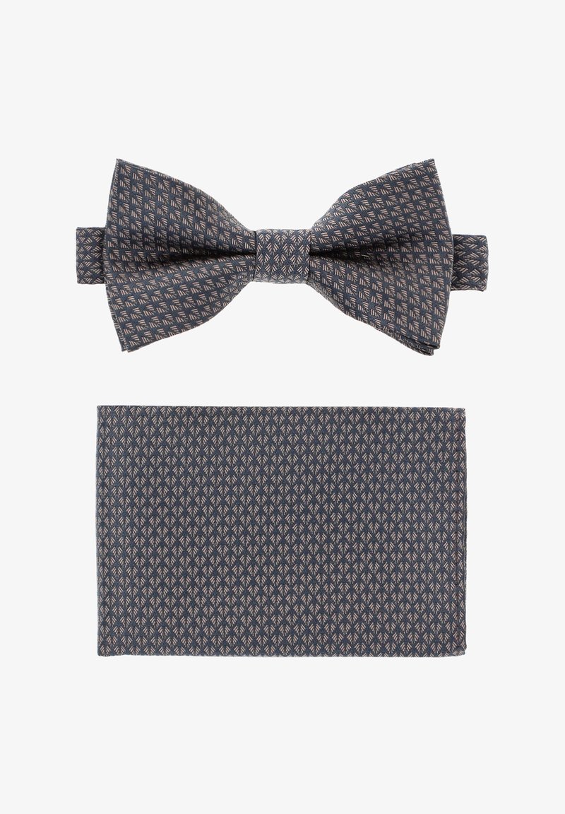 Granatowy krawat w kształcie kokardy w wzory oraz pasujący poszetka, z geometrycznym wzorem w jasnoróżowym kolorze, wykonane z teksturowanej tkaniny.