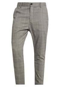 Pantalon à carreaux gris avec une coupe slim, une taille plate, des passants de ceinture et une fermeture à bouton, fabriqué à partir d'un tissu texturé.