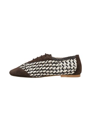 Zapato plano con punta, talón y cordones de ante marrón, con un patrón de tablero de ajedrez tejido en blanco y negro en los laterales.