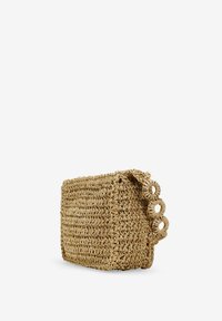 Bolsa de paja tejida, forma rectangular con superficie texturizada, color beige natural, cuenta con asas circulares en un lado.