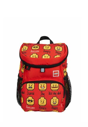 Sac à dos LEGO rouge avec divers emoji de visages jaunes LEGO exprimant des émotions comme heureux, effrayé, timide et affamé, avec des poches latérales en maille noire et des fermetures éclair.