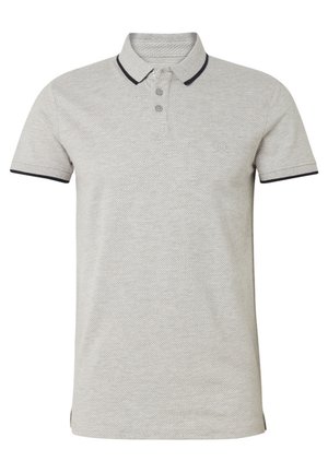 Polo gris clair avec un motif texturé, une patte de boutonnage à trois boutons et des accents bleu marine sur le col et les manches. Manches courtes.