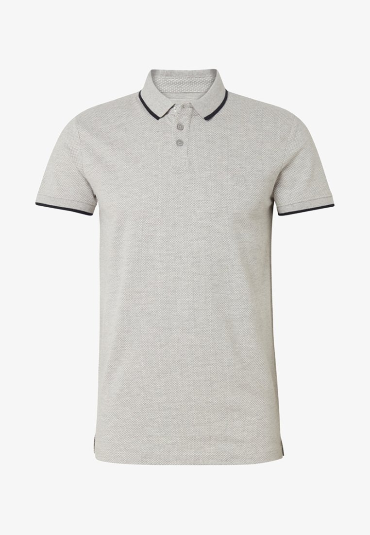 Polo gris clair avec un motif texturé, une patte de boutonnage à trois boutons et des accents bleu marine sur le col et les manches. Manches courtes.