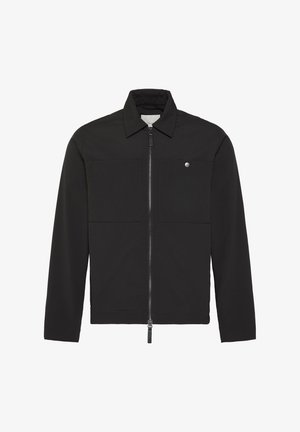 Czarna długorękawowa kurtka z zamkiem błyskawicznym z przodu, dwoma kieszeniami na piersi, z których jedna ma metalowy guzik, oraz klasycznym kołnierzem.