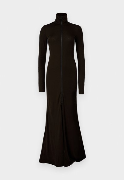 Langes schwarzes Kleid mit hohem Kragen, langen Ärmeln und einem Frontreißverschluss. Hergestellt aus einem glatten, enganliegenden Material mit einem schwingenden Rock.