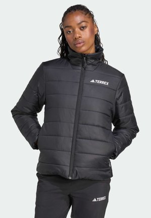Veste isolante noire avec un col haut, design matelassé, fermeture éclair et logo Terrex sur la poitrine ; texture lisse, matériau léger.
