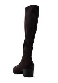 Bota alta de ante negra con tacón en bloque de altura media, punta redonda y caña ajustada que se extiende por debajo de la rodilla, vista desde un ángulo trasero.