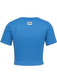 Niebieski prążkowany crop top z krótkim rękawem i okrągłym dekoltem. Posiada małą metkę z logo z tyłu, blisko szyi. Gładka tekstura.