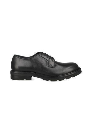 Schwarzer formeller Lederschnürschuh mit dicker Gummisohle und abgerundetem Schuhspitz, von der Seite auf weißem Hintergrund gezeigt.