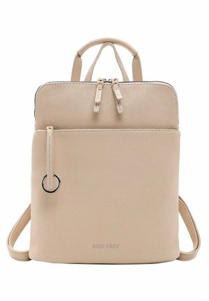 Zaino in pelle beige con finitura testurizzata, dotato di chiusura con zip superiore, due manici superiori, tasca frontale e tracolla regolabile.