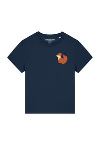 T-shirt en coton bleu marine avec un graphique de renard assis en orange et marron clair sur le côté gauche de la poitrine. Encolure ronde classique.
