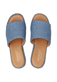 Blauwe geweven slidesandalen met een gestructureerde band, open ontwerp en een gladde brown inlegzool met de merknaam "VENEZIA."