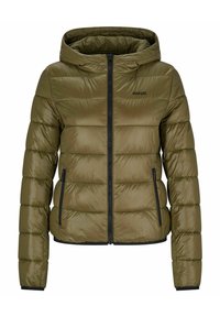 Giacca puffer verde oliva con cappuccio, dotata di zip frontale, cuciture orizzontali e dettagli neri sulle zip e sui polsini.