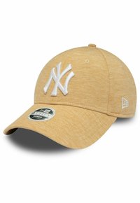 Beige Baseballcap mit festem Oberteil, gebogenem Schirm und weißem gesticktem Logo. Verfügt über eine glatte Textur und eine verstellbare Passform.