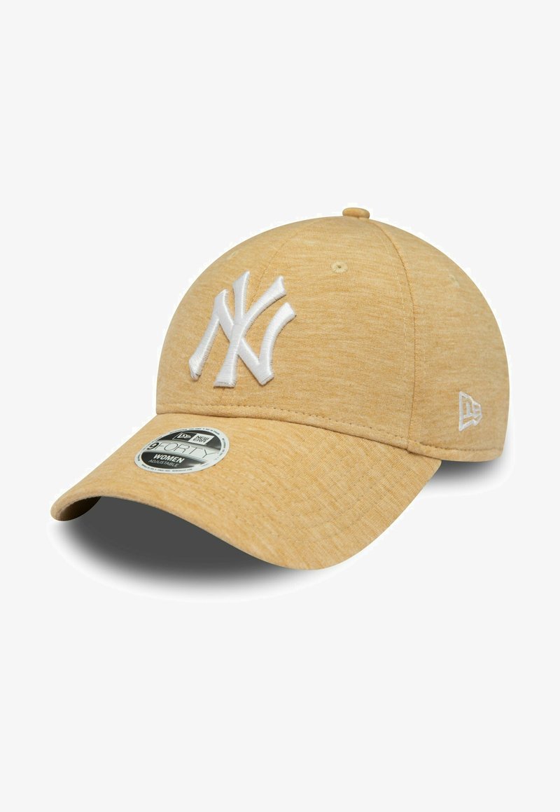 Beige Baseballcap mit festem Oberteil, gebogenem Schirm und weißem gesticktem Logo. Verfügt über eine glatte Textur und eine verstellbare Passform.