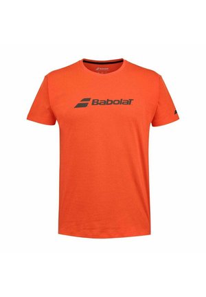 Oranje katoenen T-shirt met een zwart Babolat-logo op de voorkant en een ronde halsontwerp. Korte mouwen en een relaxed fit.