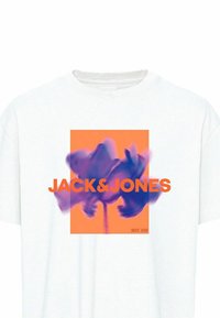 Camiseta blanca de manga corta con un gráfico colorido sobre un fondo naranja y un diseño de flor azul. El texto dice "JACK&JONES."