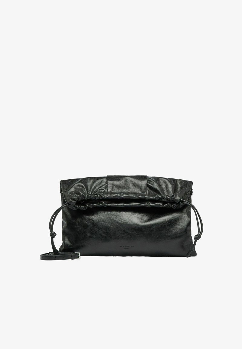 Pochette en cuir noir souple avec bord supérieur froncé et fine bandoulière amovible sur fond blanc.