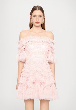 Rochie roz off-the-shoulder cu straturi volanate și accente transparente, având un model texturat și mâneci scurte tip puff.