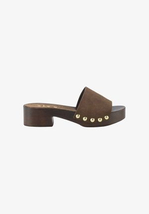 Sandalia de pala de ante marrón con tacón bajo de bloque de madera y detalles de tachuelas doradas a lo largo de la tira lateral.