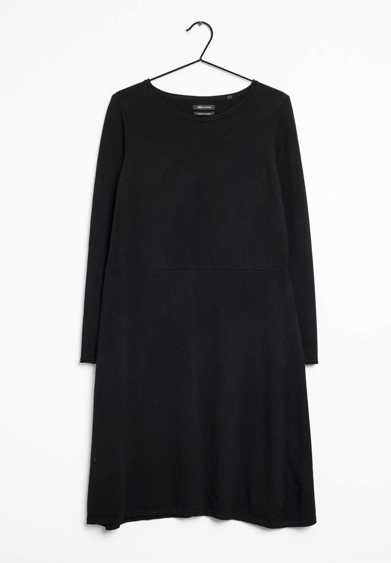 Robe noire à manches longues, longueur genou, avec un col rond, suspendue à un simple cintre noir sur fond blanc.