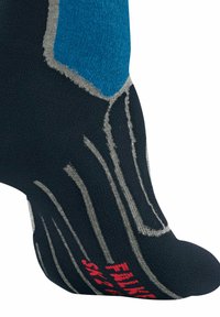 Zwarte sok met blauwe en grijze accenten, voorzien van een textuurdesign en rode lettering. De vormvaste pasvorm en het versterkte teengebied zijn met name opmerkelijk.
