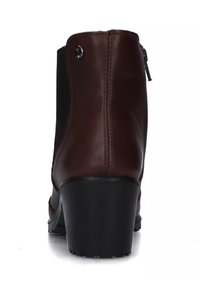 Stivale alla caviglia in pelle marrone con pannelli laterali elasticizzati neri, punta tonda e tacco a blocco. Presenta una chiusura con zip e accessori decorativi.