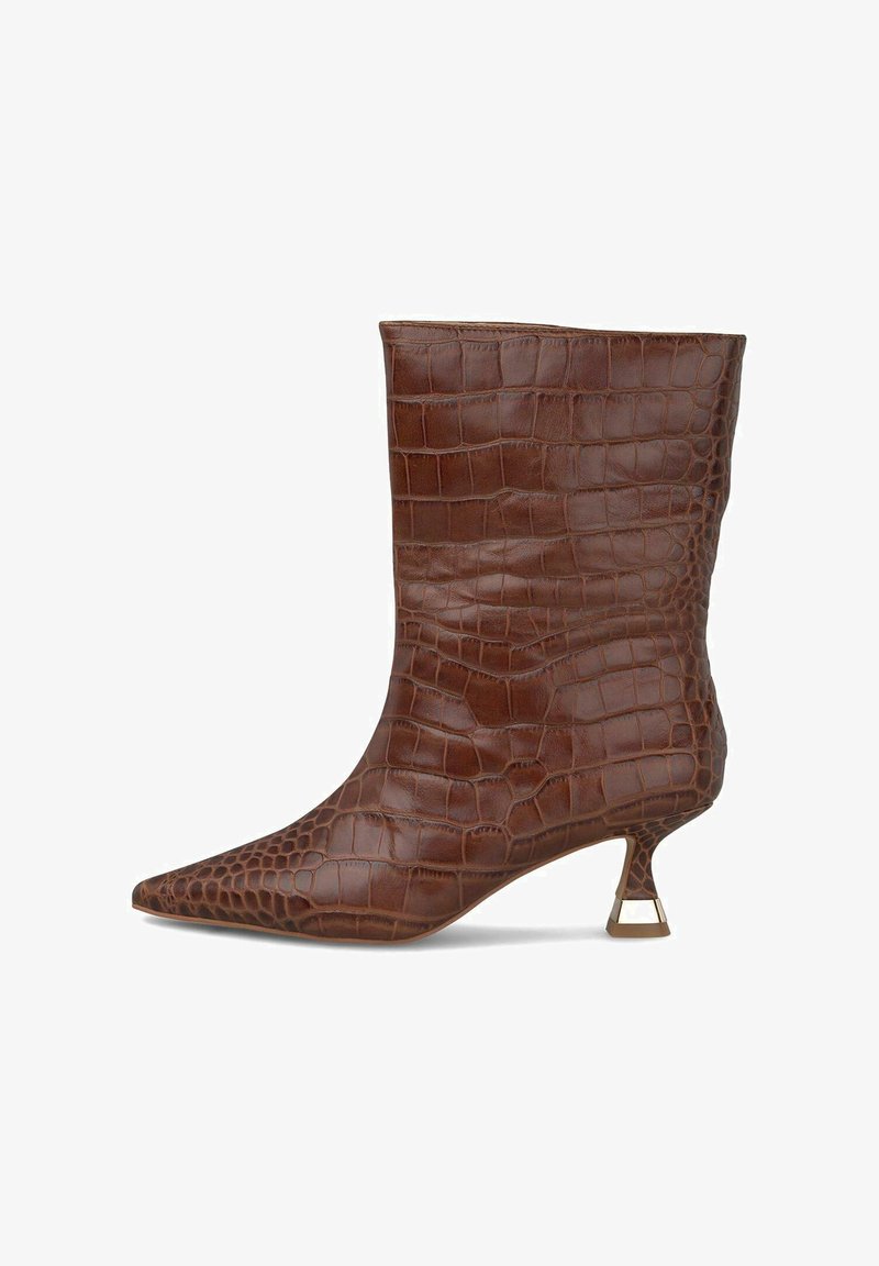 Bottine marron en cuir embossé crocodile, avec un bout pointu et un talon bas et incliné orné de détails dorés.