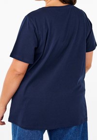 Mörkblå kortärmad T-shirt i mjukt tyg, med rund halsringning och avslappnad passform, med en slät yta och utan distinkta mönster.