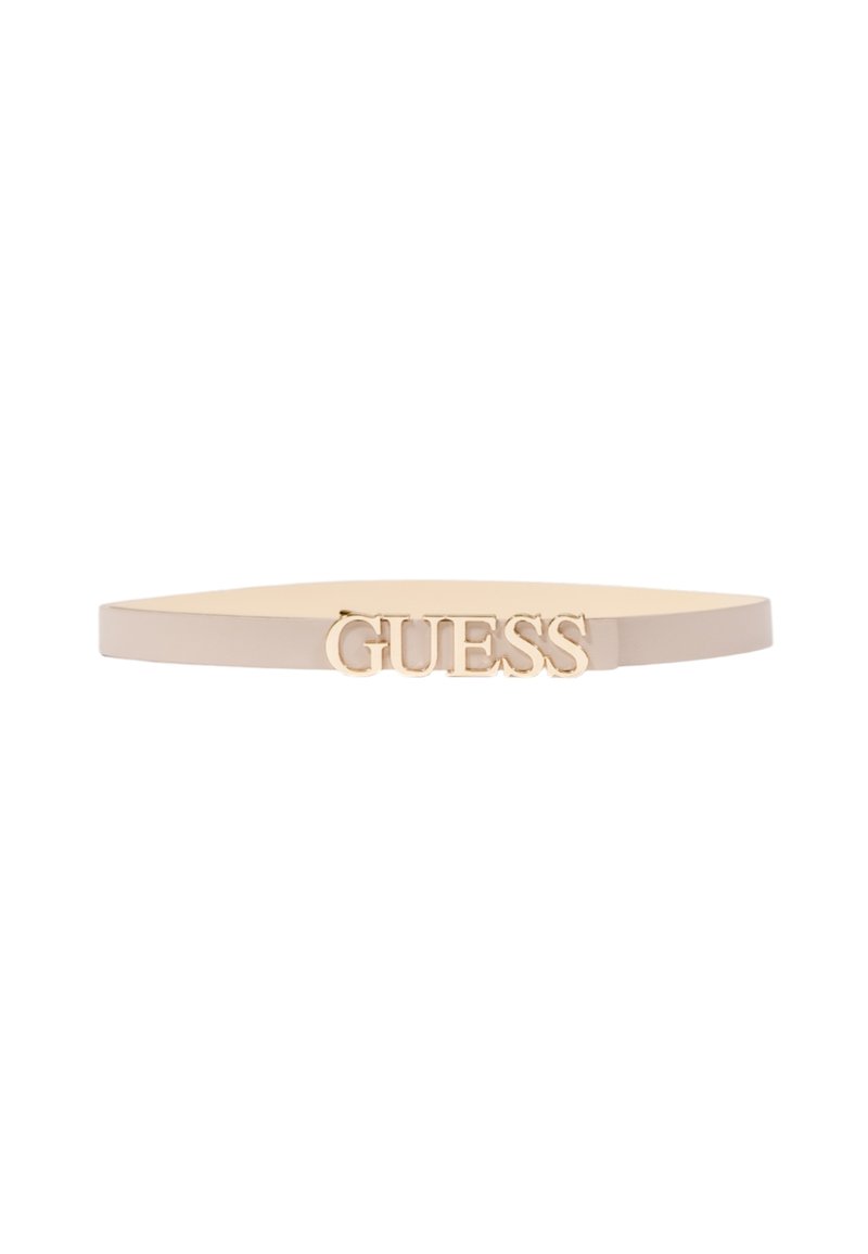 Cintura sottile beige con fibbia centrale in metallo dorato con logo "GUESS" su sfondo bianco.