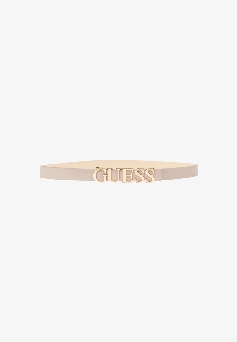 Cintura sottile beige con fibbia centrale in metallo dorato con logo "GUESS" su sfondo bianco.