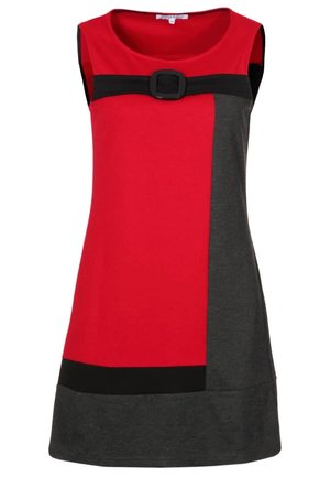 Robe sans manches rouge et gris foncé avec bande horizontale noire et détail de boucle sur la poitrine ainsi qu'un ourlet noir en bas.