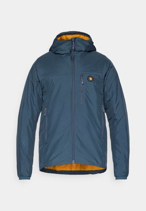 Giacca isolante blu con cappuccio staccabile, fodera gialla, zip frontale e due tasche laterali, con logo sul petto.