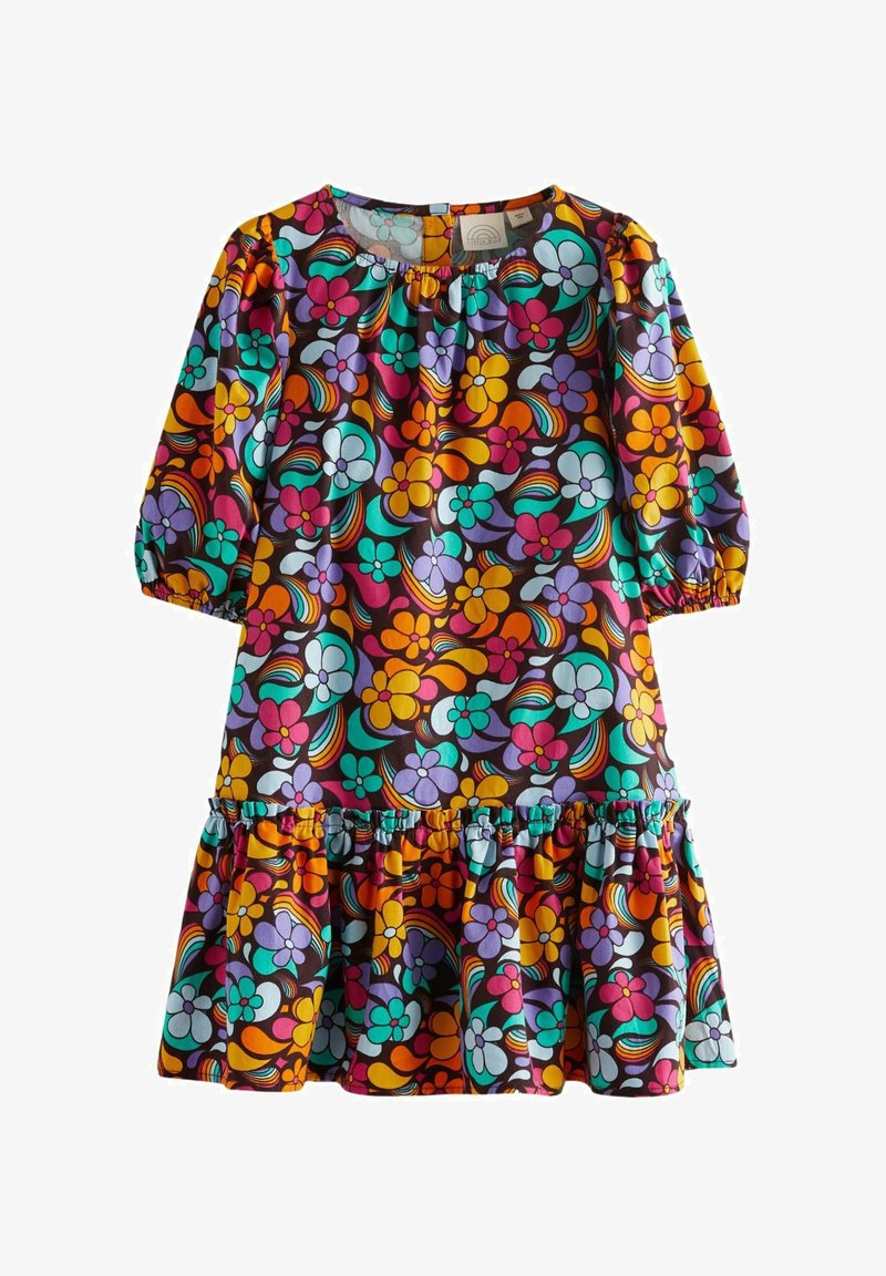 Krāsains kleita ar 3/4 puff piedurknēm, ziedu raksts rozā, purpursarkanā, oranžā un zilganzaļā krāsā, ar viļņotu apakšējo malu, izgatavota no viegla auduma.