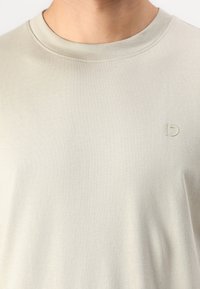 TOM TAILOR DENIM ROUNDED HEM - T-shirt basique - beige abbey stone
