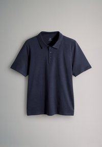 Mornarsko modra polo majica iz mehkega bombaža, s ovratnikom, zaponko s tremi gumbi in kratkimi rokavi. Gladek tekstura, brez vzorcev.
