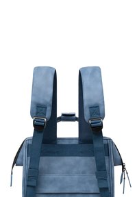 Blauer Rucksack mit gepolsterten Schultergurten, einer strukturierten Oberfläche und verstellbarem Zubehör an der Basis für eine maßgeschneiderte Passform.