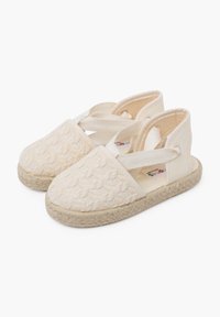 Bežové tkané plátěné espadrilky s elastickými popruhy, espadrilovými podrážkami a strukturovaným svrškem s diamantovým vzorem. Lehké a prodyšné.