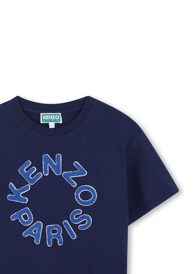 T-shirt en coton bleu marine avec un texte circulaire brodé en bleu clair et blanc : « KENZO PARIS » dans une police ludique. Encolure ronde et manches courtes.