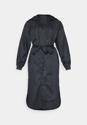 Schwarzer, gepolsterter Regenmantel aus leichtem Stoff, mit einem taillierten Gürtel, langen Ärmeln und seitlichen Taschen mit glatter Textur.