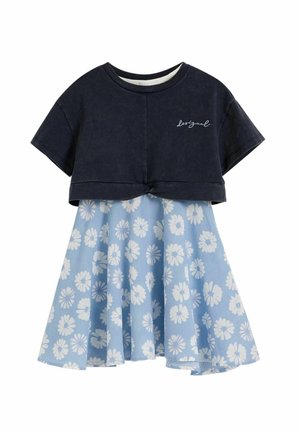 Top corto a maniche corte color navy con piccola scritta bianca abbinato a gonna azzurro chiaro al ginocchio con motivo floreale bianco.