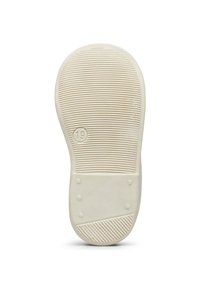Suela de zapato de goma, color crema, texturizada con surcos horizontales y verticales, presenta el número grabado '19' y dos acentuaciones de remaches visibles.