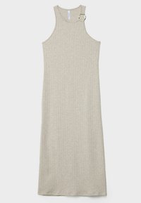 Robe midi beige en maille côtelée sans manches avec un col rond et un détail boucle métallique sur l'épaule gauche.